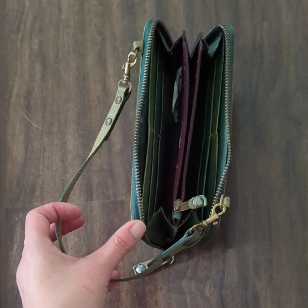 Elegant Green Crocodile-Embossed Women's Clutch Wristlet Max & Co - Picture 6 of 10